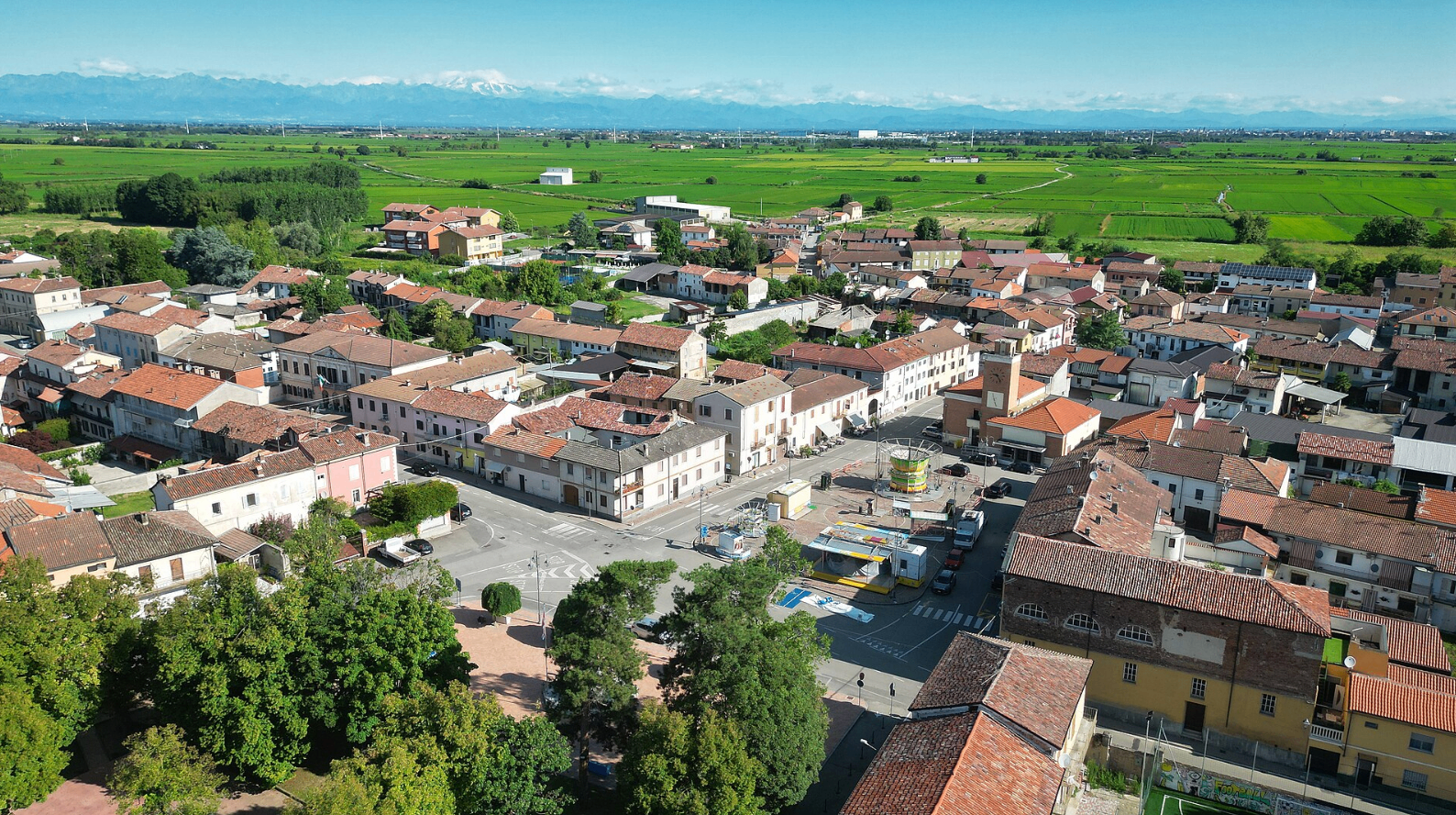 Vista aerea di Asigliano Vercellese con la piazza, il campanile e le risaie sullo sfondo