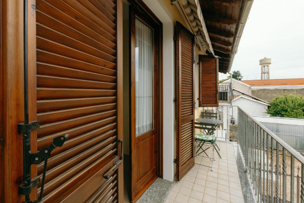 Balcone in legno con vista sul borgo di Asigliano