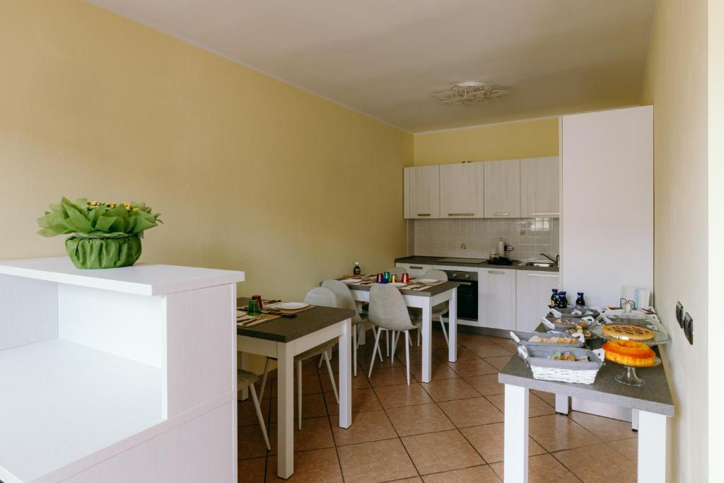 Sala colazioni luminosa con dolci fatti in casa