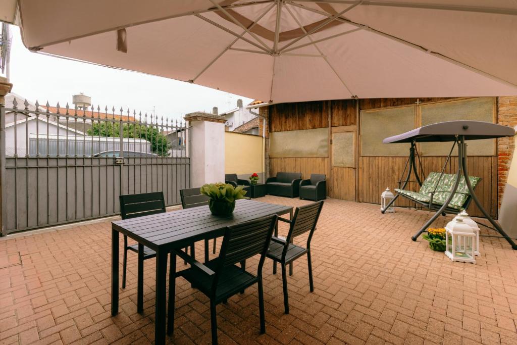 Terrazza con ombrellone e dehor della guest house